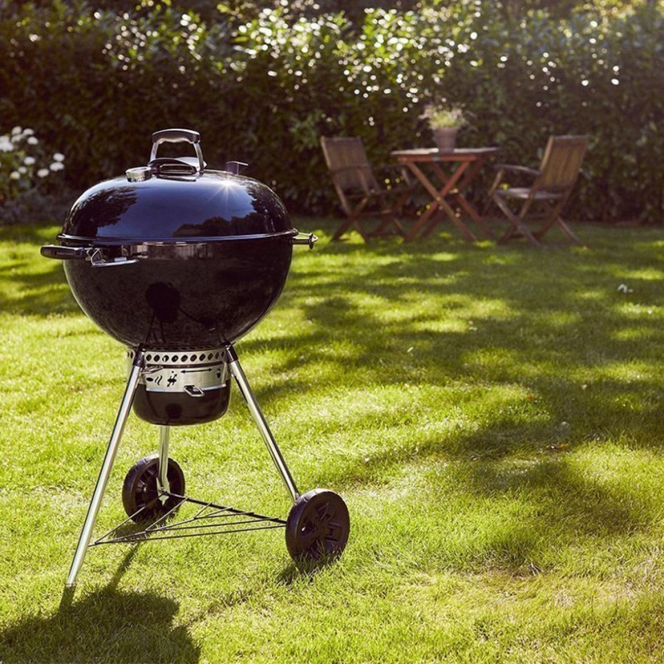 Гриль master touch. Гриль Weber Master Touch 57. Угольный гриль Weber Master-Touch GBS Premium e-5770 57 см черный. Барбекю-гриль Weber угольный гриль. Мангал Вебер угольный.